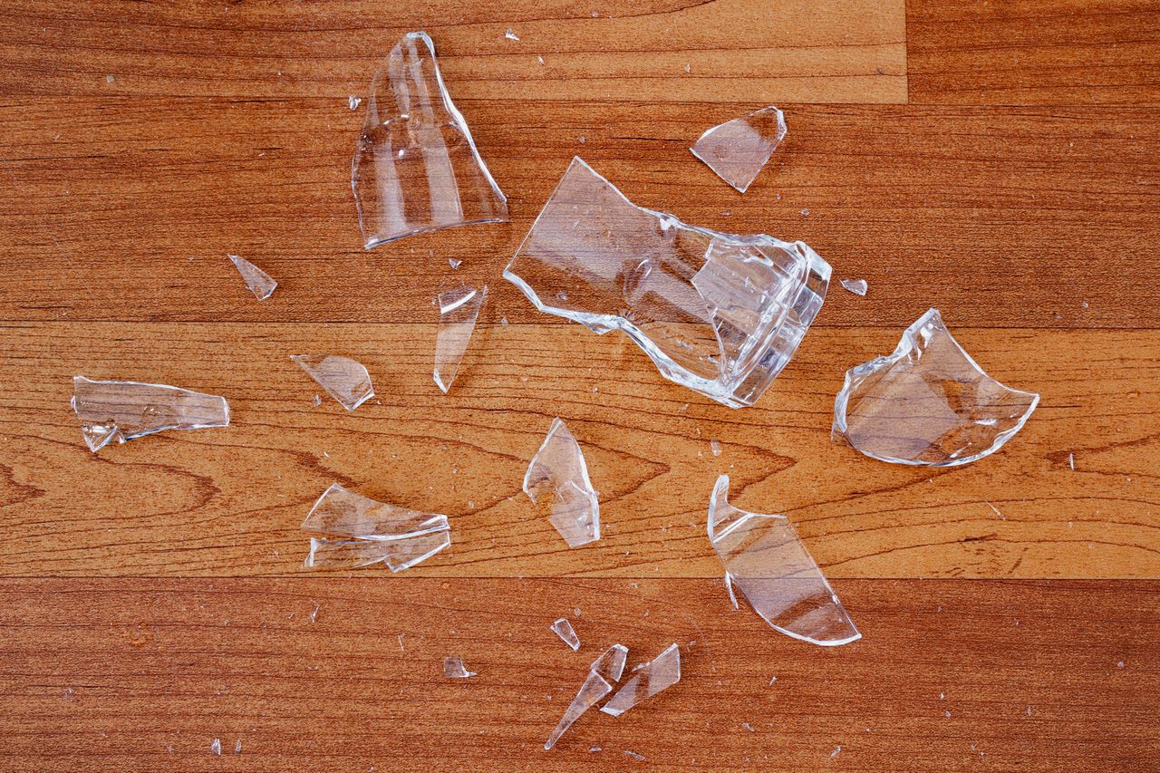 Gdzie wyrzucić rozbitą szklankę? Nagminny błąd