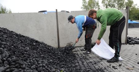 Węgiel z Ukrainy to kropla w morzu potrzeb. "Czeka nas trudny sezon grzewczy"