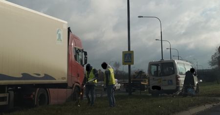 Ciężarówka uderzyła w tył busa do przewozu osób niepełnosprawnych. Jedna osoba poszkodowana