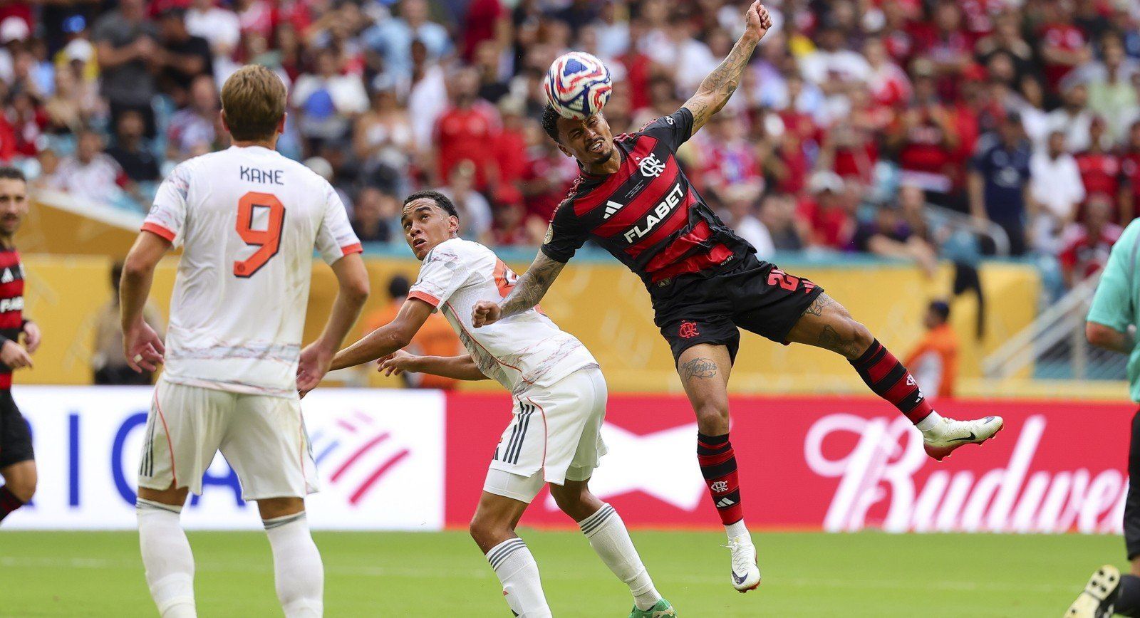 Defensywny pomocnik Flamengo Allan w pojedynku główkowym z ofesnywynm pomocnikiem Bayernu Jamalem Musialą