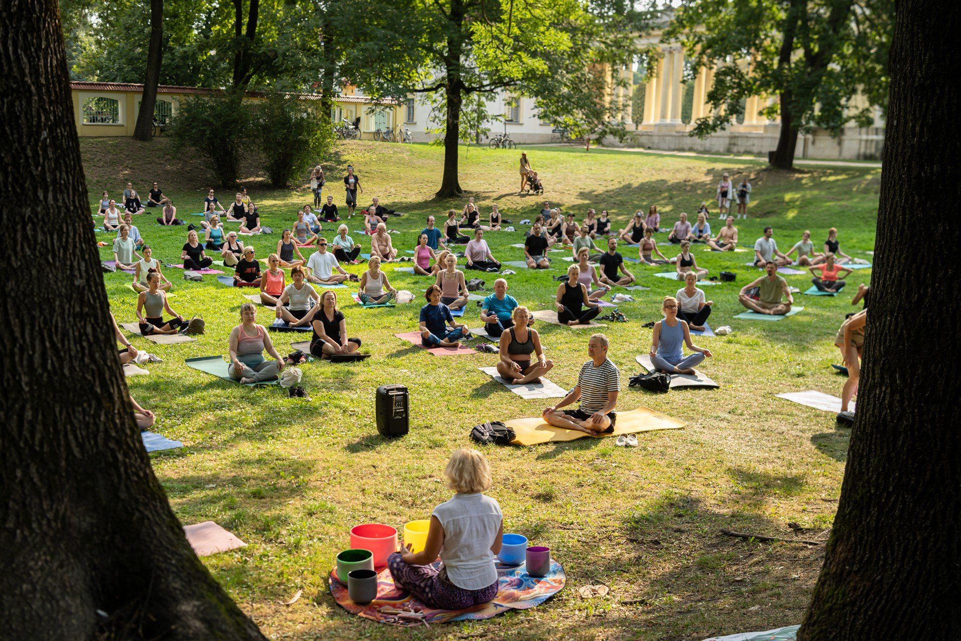 Joga w ogrodach Branickich cieszy się dużą popularnością