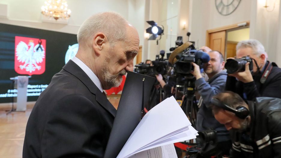 Warszawa, 11.04.2022. Przewodniczący podkomisji Antoni Macierewicz (L) po zakończeniu konferencji prasowej Podkomisji ds. Ponownego Zbadania Wypadku Lotniczego pod Smoleńskiem, 11 bm. siedzibie Departamentu Wojskowych Spraw Zagranicznych w Warszawie. Spotkanie dot. prezentacji raportu z badania zdarzenia lotniczego z udziałem samolotu Tu 154 M nr 101 nad lotniskiem Smoleńsk Siewiernyj na terenie Federacji Rosyjskiej. (jm) PAP/Paweł Supernak