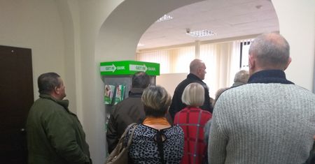 Getin Bank: Długie kolejki przed ostrowiecką placówką Getin Banku
