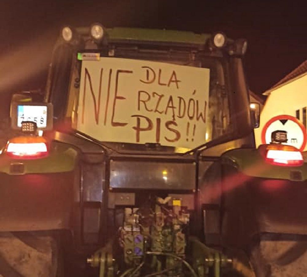 Strajk Kobiet. Sznur ciągników w Nowym Dworze Gdańskim.