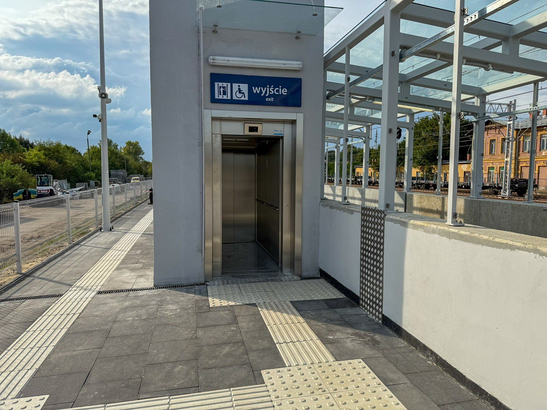 Olkuska stacja wkroczyła w XXI wiek. Główne prace przy obiekcie zostały zakończone. Całość robót zostanie zrealizowana do końca roku