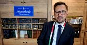 Jego klienci są dowodem na to, że duch elegancji w mężczyznach żyje. Z mistrzem krawiectwa rozmawiamy o garniturach i stylu