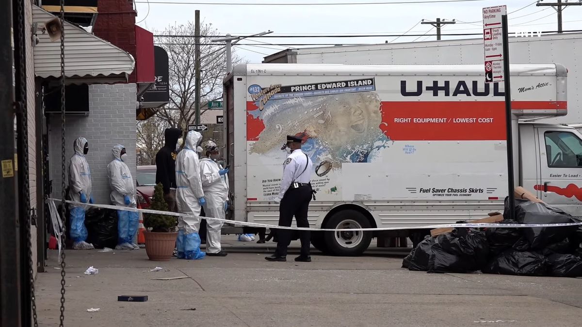 Jedna z ciężarówek, w których trzymano ciała