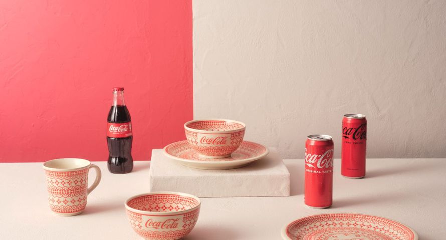 Słynna polska ceramika z serią naczyń z logo Coca-Cola