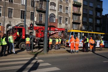 Łódź. Wykolejenie tramwaju w centrum. Są utrudnienia
