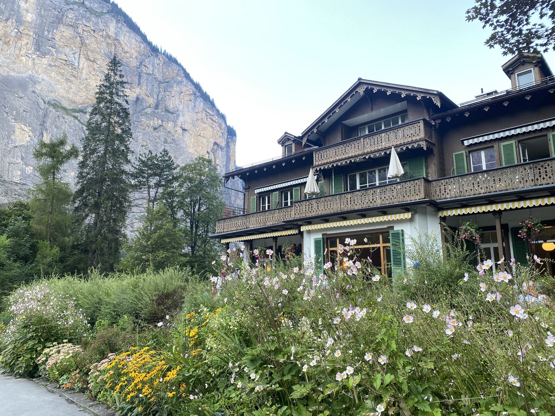 Podróż kamperem po Szwajcarii – dolina Lauterbrunnen