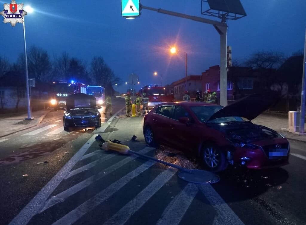 Opel wjechał w Mazdę przed przejśćiem