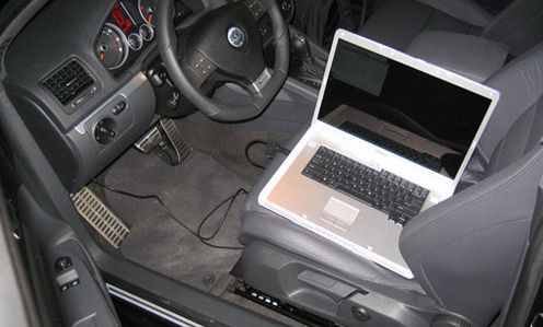 laptop-w-samochodzie