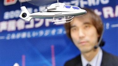 Zabawkowy helikopter sterowany głosem 1