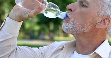 Czy picie wody obniża cholesterol? Tak nawodnienie wpływa na profil lipidowy