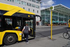 Atak nożownika w autobusie. Siedem ciosów na oczach dzieci