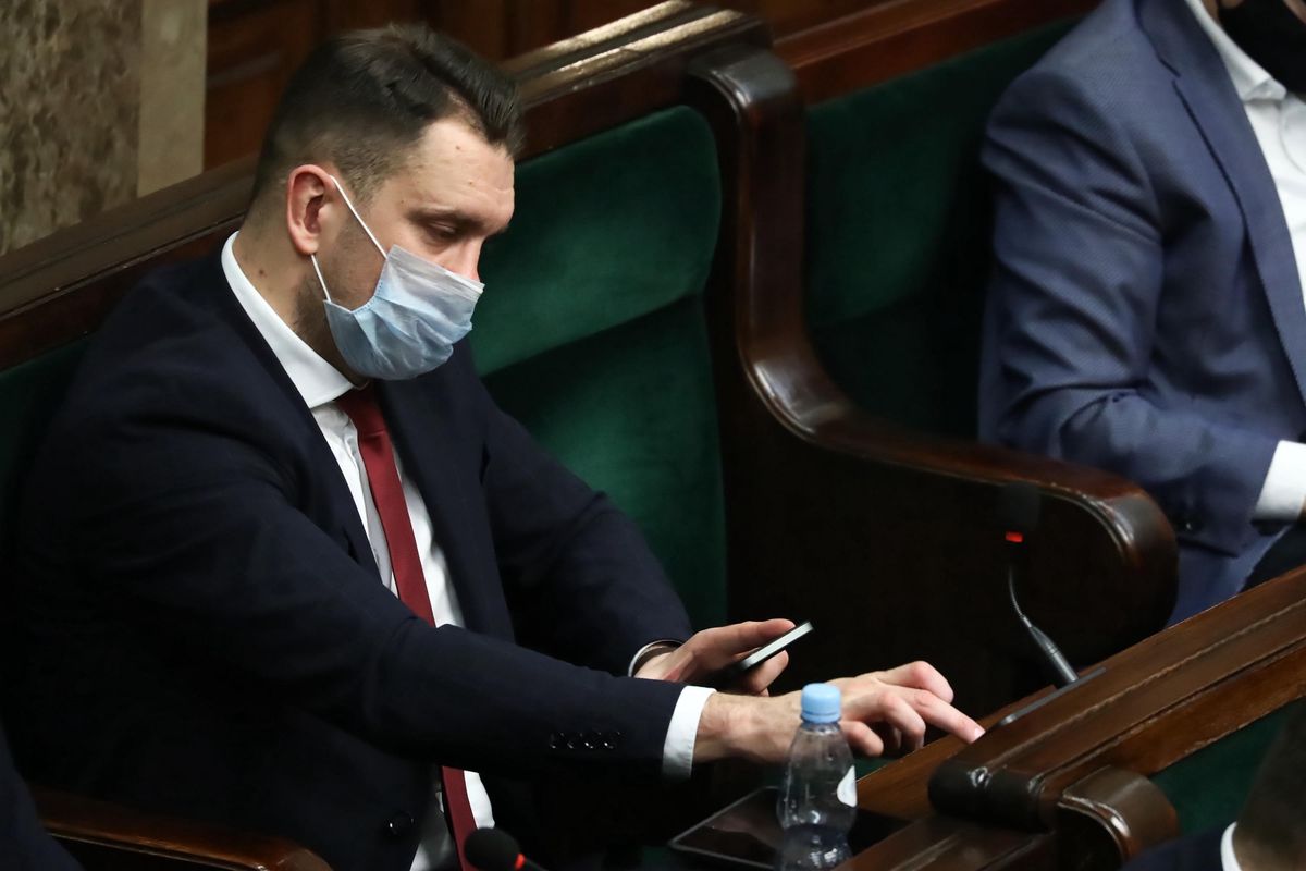 Zapowiadany przez Łukasza Mejzę wniosek o urlop z wykonywania obowiązków poselskich wciąż nie trafił do Kancelarii Sejmu 