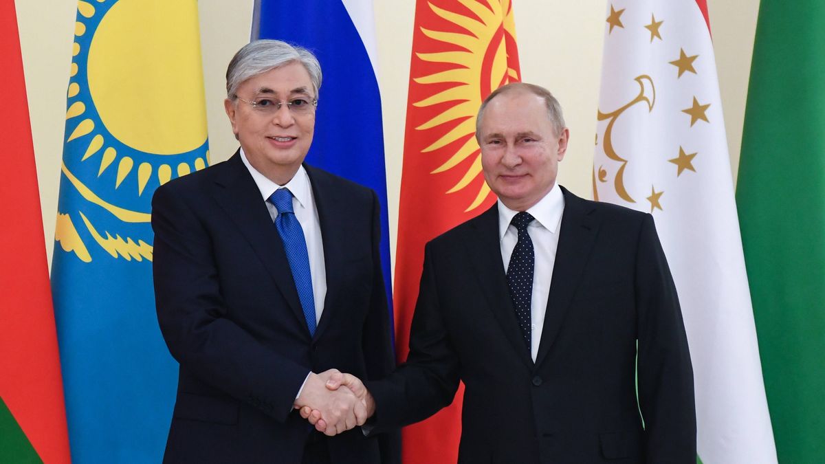 An informal annual summit of the Commonwealth of Independent States (CIS)
epa09658815 Russian President Vladimir Putin (R) greets Kazakh President Kassym-Jomart Tokayev before an informal annual summit of the Commonwealth of Independent States (CIS) heads of state at the Konstantin Palace presidential residence in Strelna, outside St. Petersburg, Russia, 28 December 2021.  EPA/EVGENY BIYATOV/SPUTNIK/KREMLIN POOL 
Dostawca: PAP/EPA.
EVGENY BIYATOV/SPUTNIK/KREMLIN POOL
