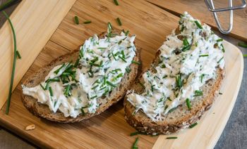 Szybka i prosta pasta twarogowa. To jedno z najlepszych smarowideł do chleba