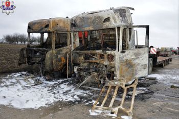 Ciężarówki stanęły w ogniu. Przedsiębiorca: straty na 1,5 mln zł