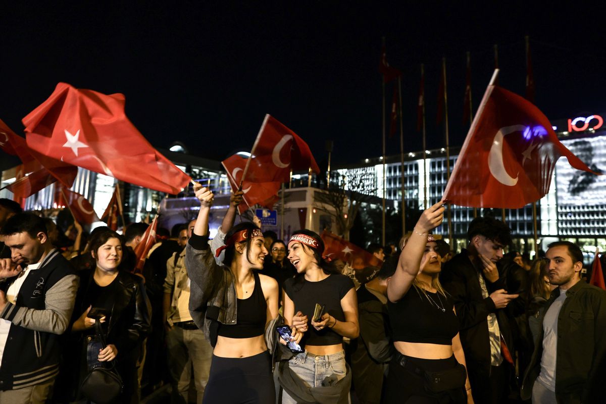Wybory lokalne w Turcji. Prowadzi Republikańska Partia Ludowa (CHP), której wyborcy świętują na ulicach