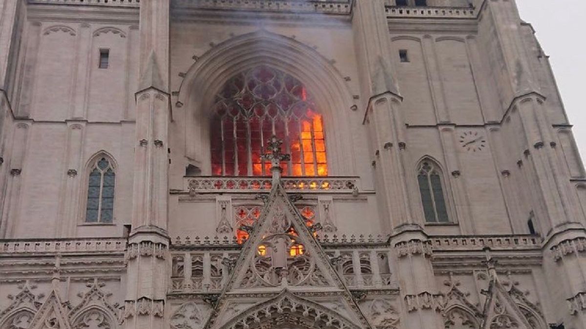 Katedra św. Piotra i Pawła stanęła w płomieniach. 