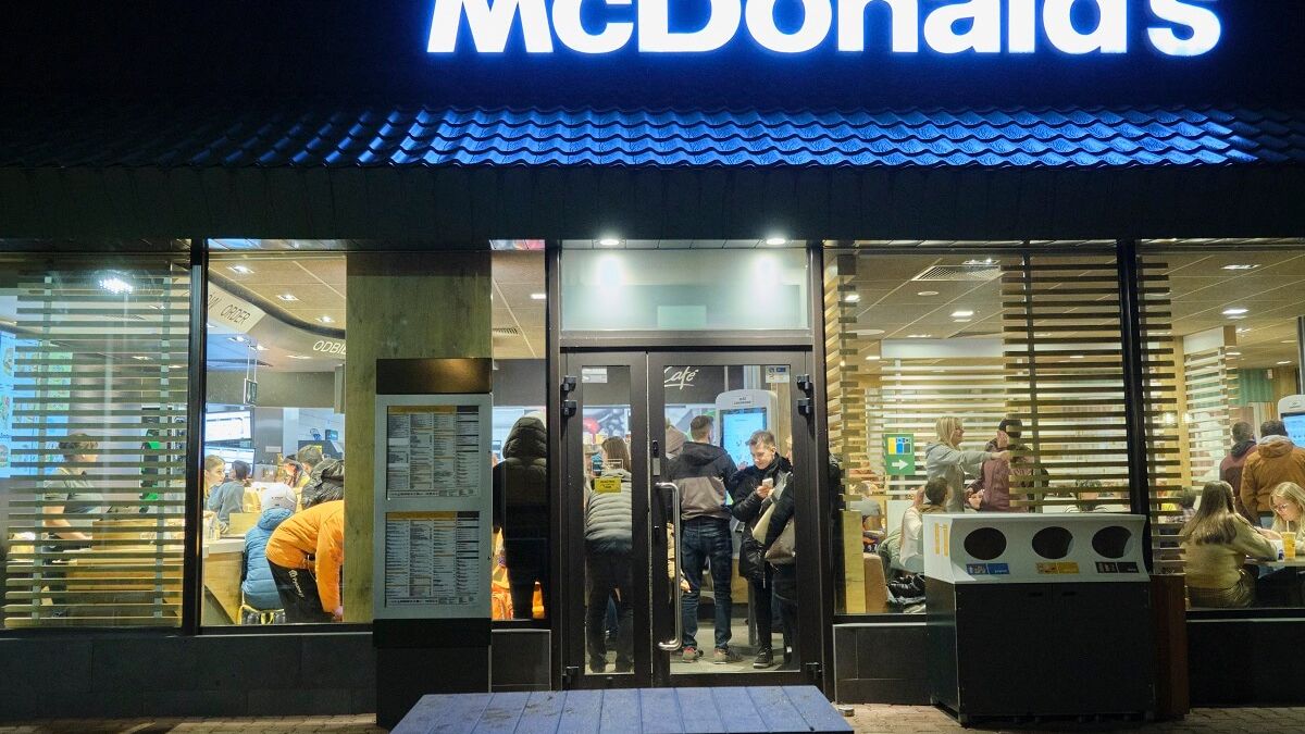 Klienci ruszyli do restauracji McDonalds po kanapkę Burger Drwala
