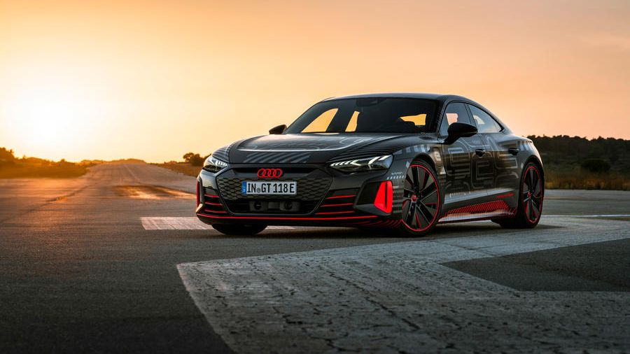 RS e-tron GT prezentuje się agresywnie, jak większość współczesnych modeli marki.