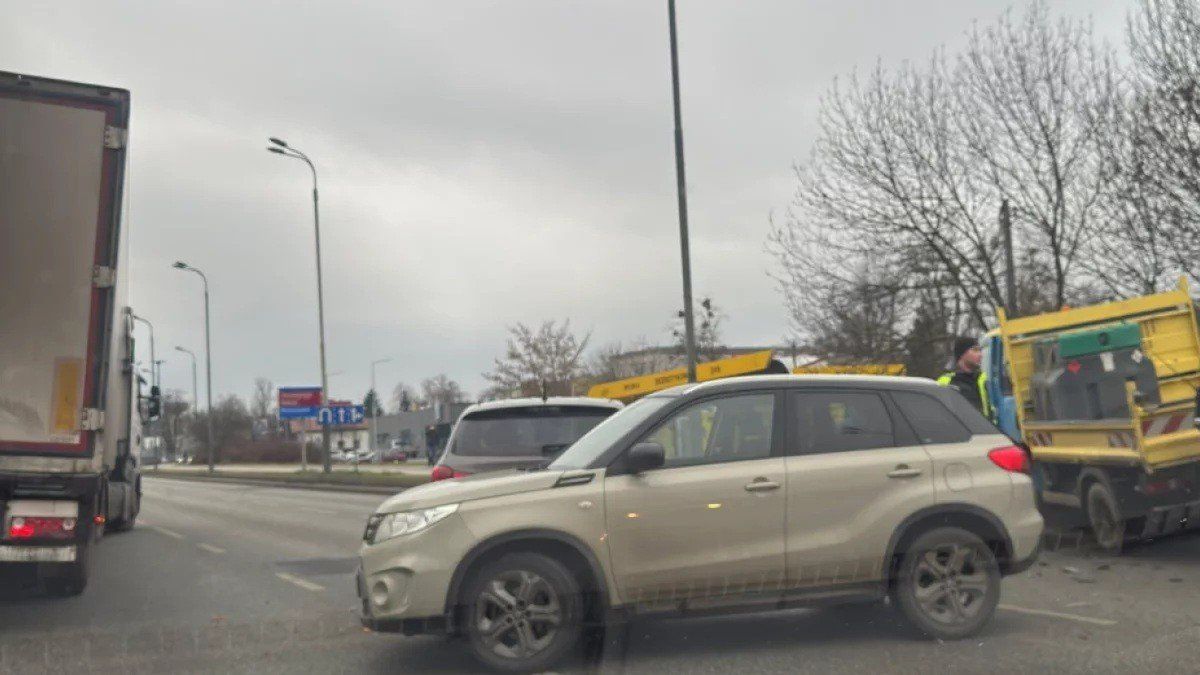 Korek na Pabianickiej po kolizji trzech samochodów