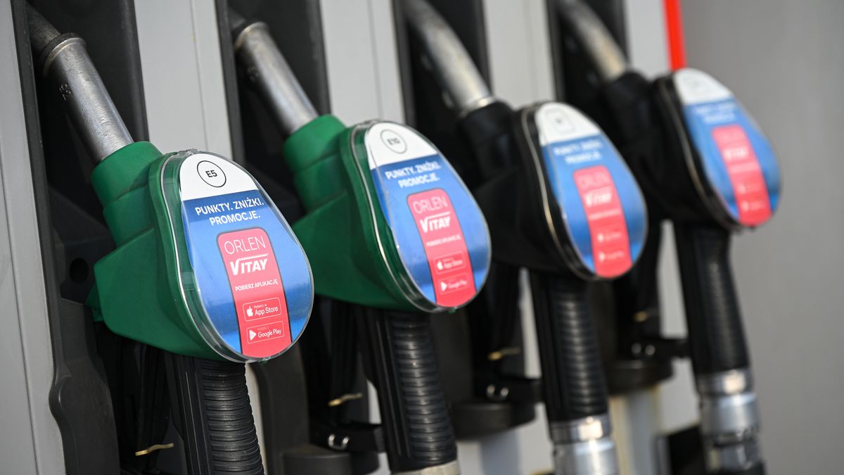 Warszawa, 29.03.2026. Dystrybutory na jednej ze stacji paliw koncernu Orlen w Warszawie, gdzie 29 bm. odbyła się konferencja prasowa wiceprezesa Prawa i Sprawiedliwości Przemysława Czarnka. (amb) PAP/Marcin Obara