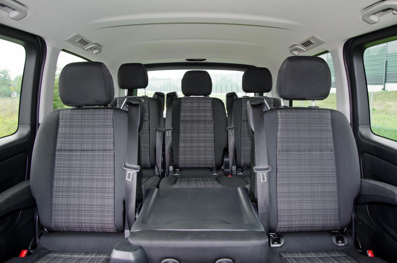 Salon na kołach w tych pieniądzach? To możliwe tylko dzięki połączeniu auta użytkowego i osobowego.