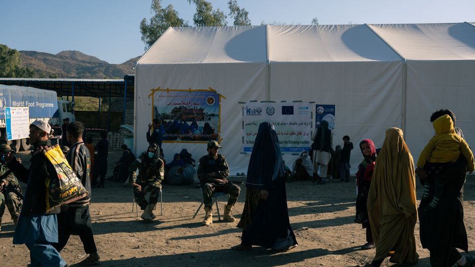 Afgańczycy deportowani z Pakistanu wciąż przybywają do obozu przy afgańsko-pakistańskim przejściu granicznym w Torkham