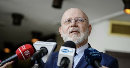 Szukali Świrskiego? Policja przed siedzibą KRRiT