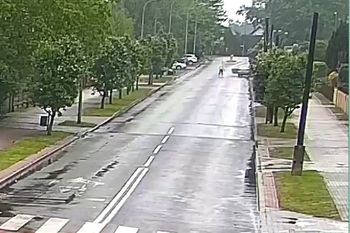 Wysiadł z jadącego Mercedesa i zostawił auto! Samochód ruszył dalej i wjechał w ogrodzenie