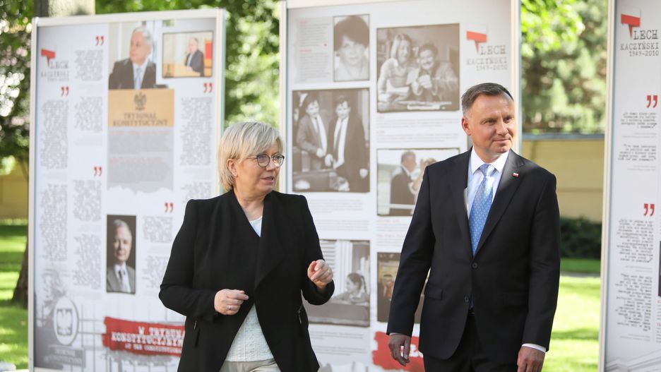 Andrzej Duda i Julia Przyłębska przed budynkiem TK