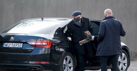 Gdzie jest Jarosław Kaczyński? Opozycja grzmi, PiS uspokaja: "Z pracy wychodzi jako ostatni"