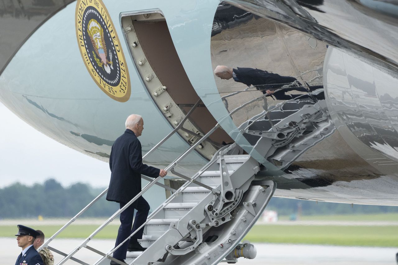United States President Joe Biden boards Air Force One at Joint Base Andrews as he departs to Atlanta, GA to participate in campaign events, at Joint Base Andrews, maryland, USA, 18 May 2024. EPA/CHRIS KLEPONIS / POOL Dostawca: PAP/EPA.