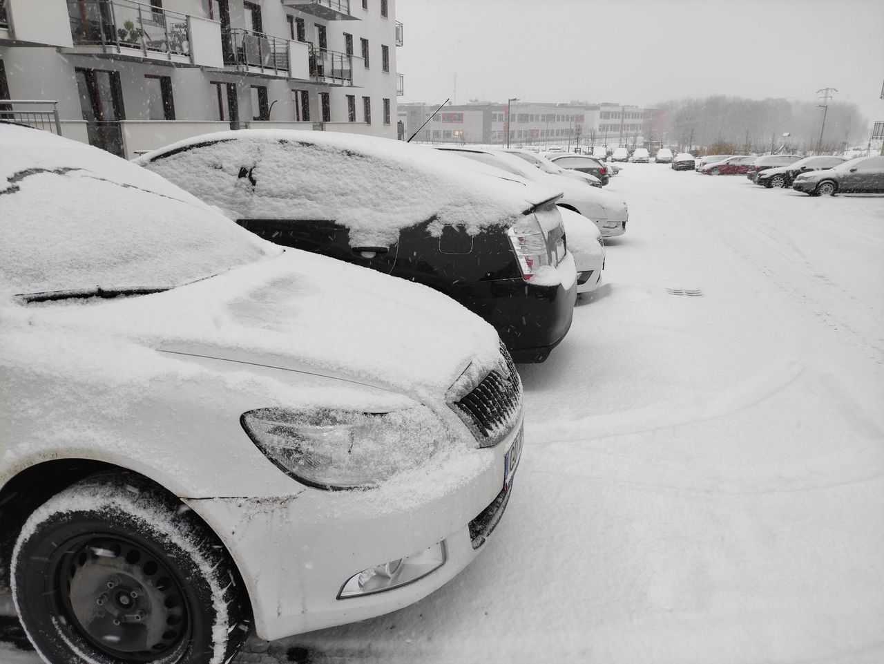 Zima śnieg parking auta