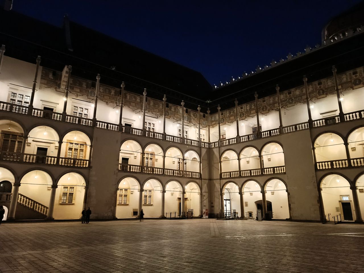 Dziedziniec zamkowy / arkady Wawelu nocą