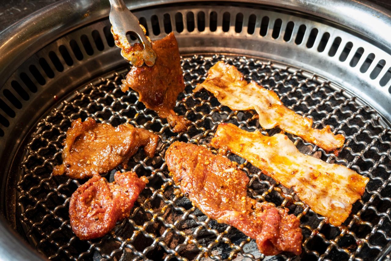 Wrzucasz na grilla? Lepiej tego nie rób. Powstaną rakotwórcze związki