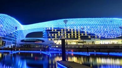 Yas Hotel w Abu Dhabi pokryty w całości diodami LED 1