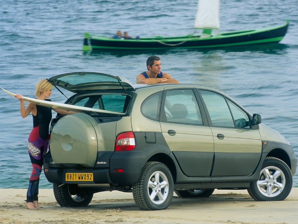 Ciekawostka - Renault dobrze przemyślało ten samochód i z myślą o jeździe w terenie nie zrezygnowało z koła zapasowego, lecz przeniosło je na tylne drzwi.