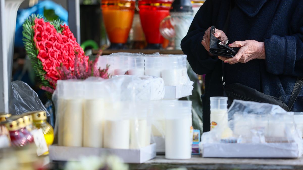 Złodzieje ukradli 70 róż z wiązanki na cmentarzu.