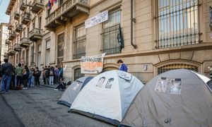 1000 euro za pokój. Studenci z Włoch rozbili namioty