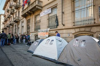1000 euro za pokój. Studenci z Włoch rozbili namioty