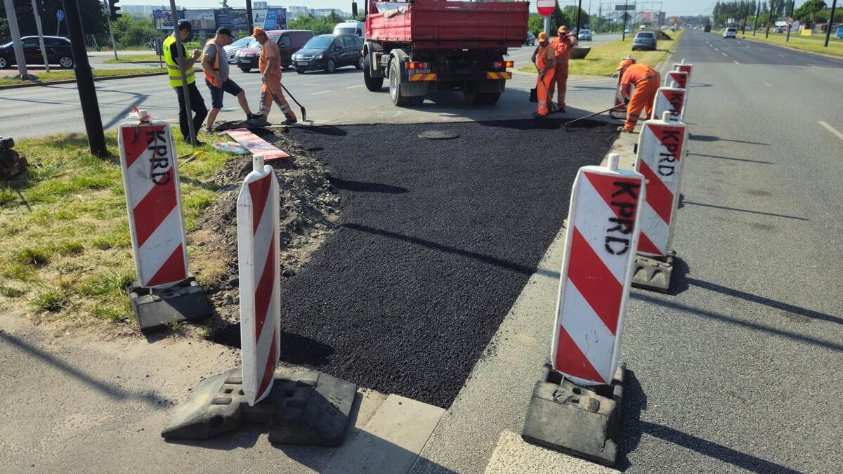 Drogowcy wylewający asfalt na wykonanej przewiązce na al. Unii Lubelskiej