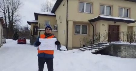 Świebodzice. Protest pod domem posła. Wnioskował o uniemożliwienie obywatelom odmowy przyjęcia mandatu