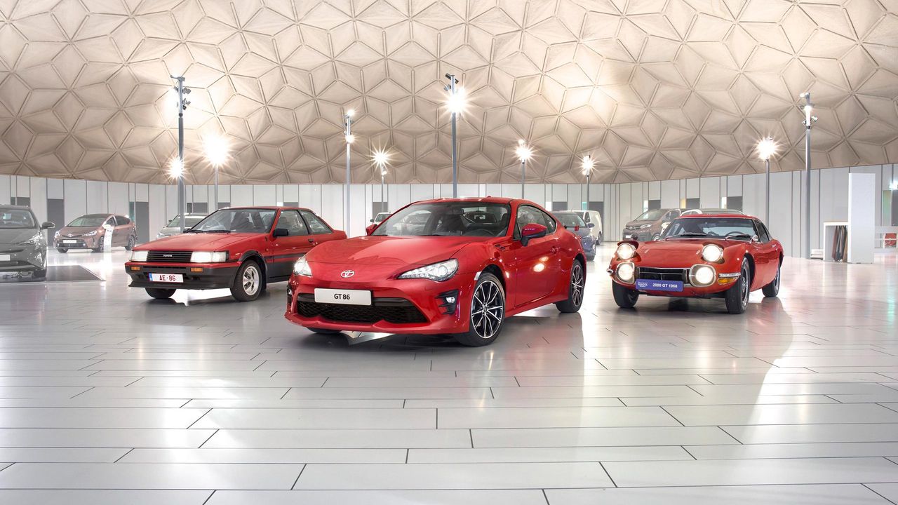 Stylistyczną i techniczną inspiracją projektantów Toyoty GT86 były dwa modele - kultowy AE86 oraz Toyota 2000 GT. Ten drugi niech będzie naszym pierwszym bohaterem.