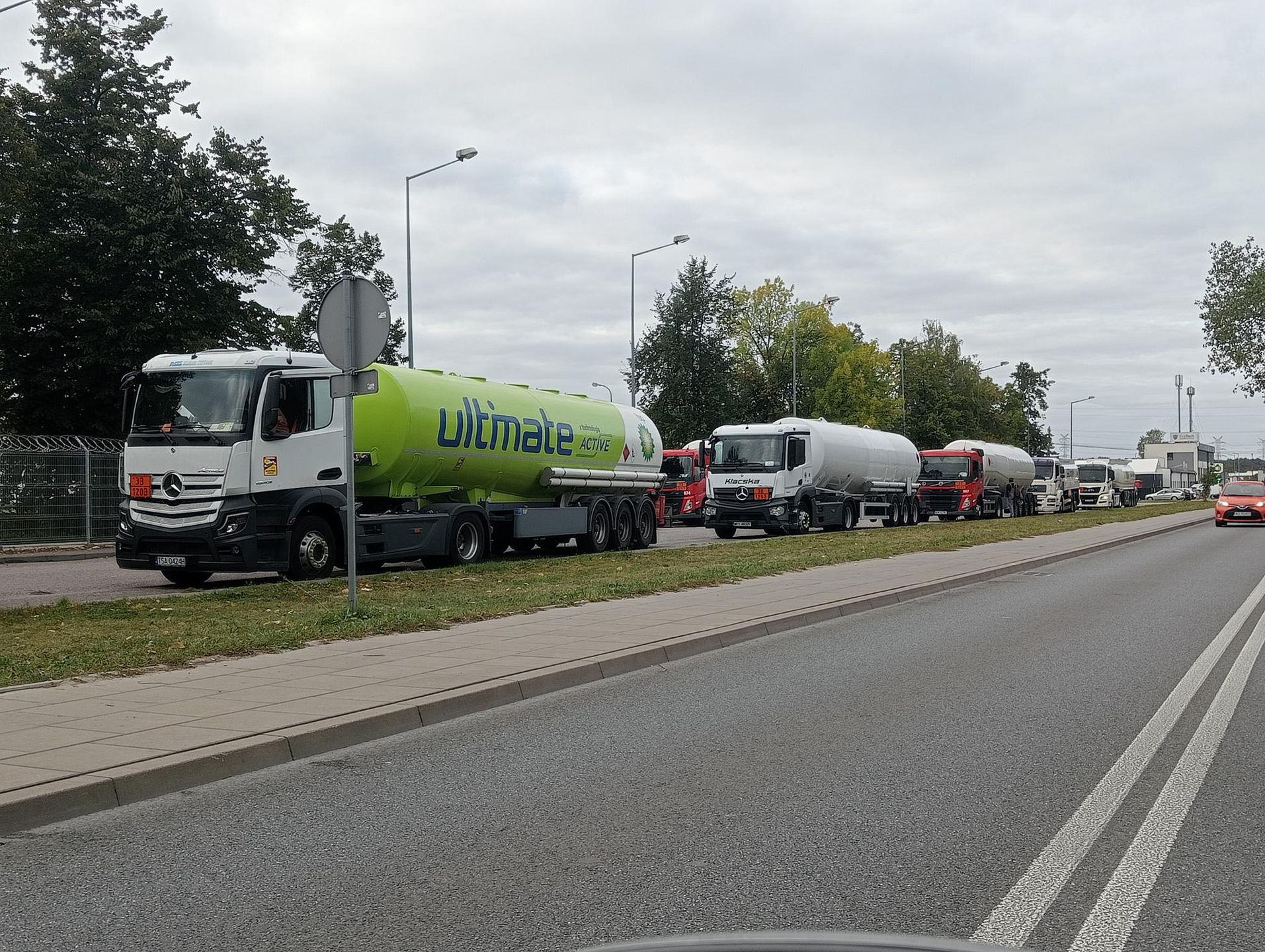 Kolejki przed bazą magazynową PKN Orlen w Mościskach