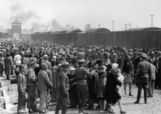Smutna historia przed wami. Zdjęcie przedstawia węgierskich Żydów, którzy zostali wysłani do komór gazowych w Auschwitz. Fotografia powstała na przełomie maja i czerwca 1944 roku.