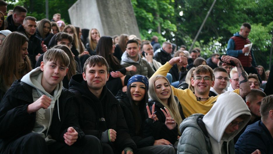 Publiczność amfiteatru Kadzielnia w Kielcach bawiła się w najlepsze.